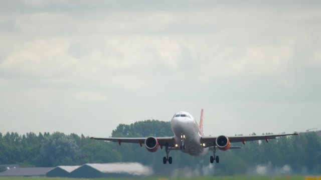 EasyJet Airbus 319 Take-off