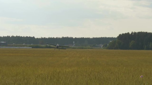 The plane is landing - slowmotion 60fps