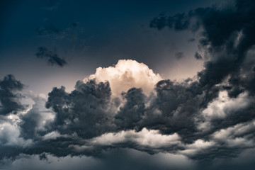 Obraz premium Wolkenformation bei Sonnenuntergang