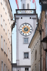 Fototapeta na wymiar Kirchturm mit Uhr