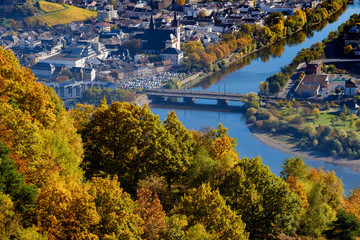 Fototapeta na wymiar Die Nahemündung in den Rhein im Herbst