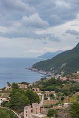 Fototapeta na wymiar Blick über eine kleine Ortschaft auf die Küste von Mallorca