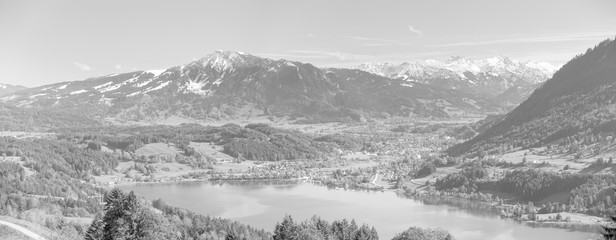 Panorama Landschaft in Bayern mit Berge in schwarz-weiß