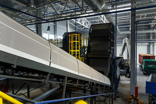 Central conveyor of the waste sorting plant.