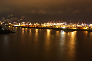 Fototapeta na wymiar Der wunderschöne Hafen in Hamburg bei Nacht