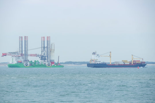 Öltanker und Frachtschiff