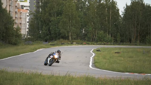 The motorcyclist enters the turn at high speed - slowmo 180 fps