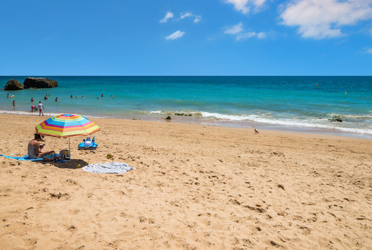 jeune femme et son portable sur la plage