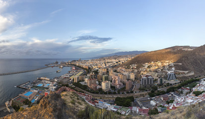 Fototapeta premium Widok z lotu ptaka rano Santa Cruz, stolicy Wysp Kanaryjskich