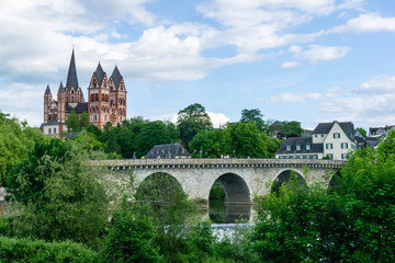  Blick auf den Dom von Limburg an der Lahn mit Brücke Lahnbrücke