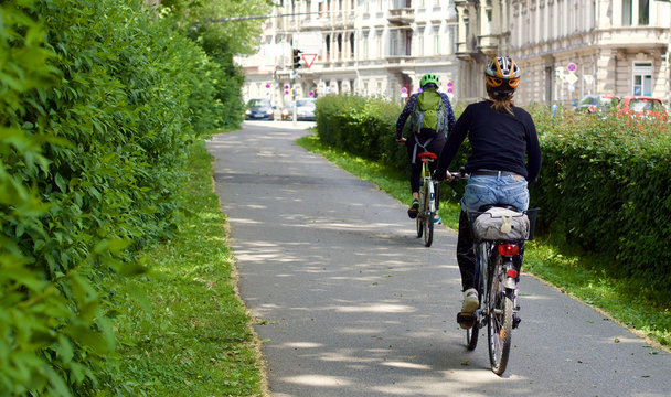 Fototapeta Junge Frau fährt mit dem Fahrrad 