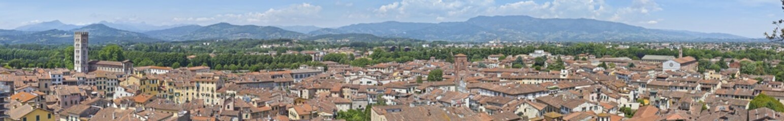 Fototapeta na wymiar Toskana 180° Panorama von Lucca, gesehen vom Torre Guinigi