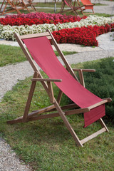 Hölzerner mit Stoff bespannter klappbarer Gartenstuhl