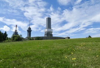 Obraz premium Blick auf den Feldberg im Taunus in Hessen mit Aussichtsturm und Blumen im Vordergrund