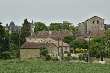 Fototapeta na wymiar Quelques vieilles fermes près de l'église romane et du château à Champagne ,au Périgord Vert 