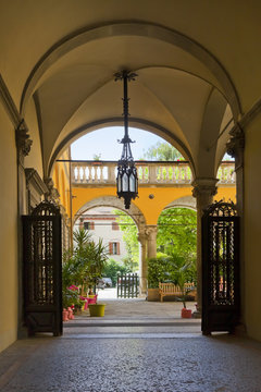 Toskana-Impressionen in Lucca, schönes Palazzo mit Blick in den Garten