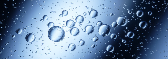 Luftblasen im Wasser vor blauem Hintergrund