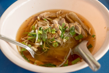 Thailändische Nudelsuppe mit Fleisch