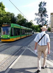 Tourist in Posen, Polen und Strassenbahn