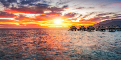 Naklejka na ściany i meble Sonnenuntergang auf einer einsamen Insel in der Südsee