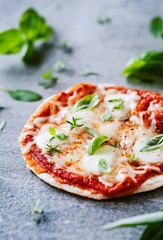 Frische Pizza mit Mozzarella und Basilikum