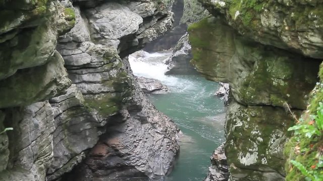водопад в каньоне