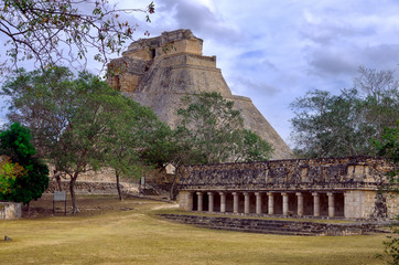 Fototapeta na wymiar Magician Pyramid with Temple Ruins in Uxmal