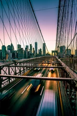 Fotobehang Brooklyn Bridge, Manhattan van de binnenstad, New York. Nacht scene. Lichte paden. Stadslichten. Stedelijk woon- en transportconcept © Nicolae Merceanu
