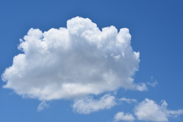 Obraz na płótnie Canvas Blue sky and white fluffy clouds