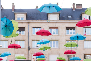 Fototapeta na wymiar Fliegende Regenschirme