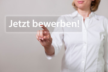 Frau mit Touchscreen Jetzt Bewerben