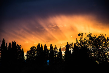 stimmungsvoller Sonnenuntergang nach tobendem Gewitter