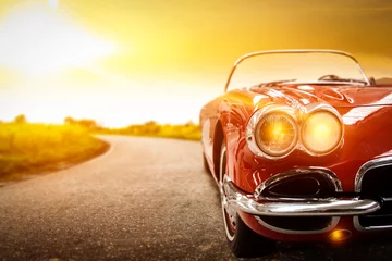 Foto op Plexiglas Oldtimers auto en zonsondergang tijd
