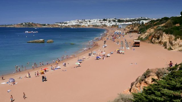sur la plage ensoleill&eacute;e