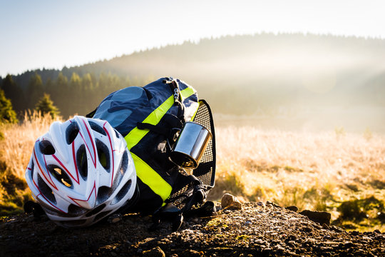 Fahrradhelm und Rucksack im Nebel  Natur im Erzgebirge CZ