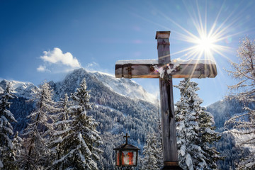 Kruzifix und Sonne Winter Berge Alpen