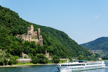 Fototapeta na wymiar Burg Rheinstein Rhein Ausflugschiff Trechtingshausen Mainz Bingen