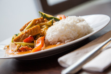 Gelbes Thai Curry mit Tofu und Reis im Asia Imbiss