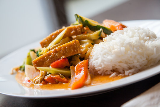 Vegetarisches Gericht mit Gemüse und Tofu in Kokos-Curry-Soße