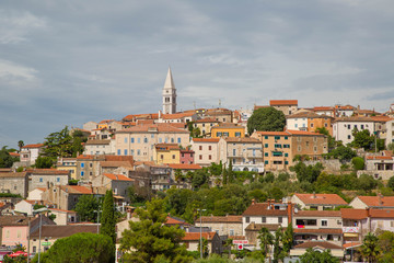 Vrsar Stadtpanorama und Aussicht auf die paradiesische Bucht