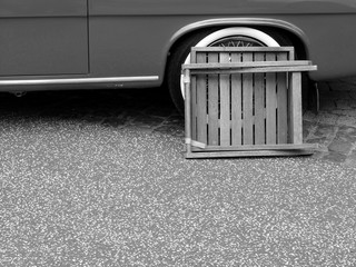 Klapptisch aus Holz für das Picknick vor dem Weißwandreifen eines Cabriolet aus der...