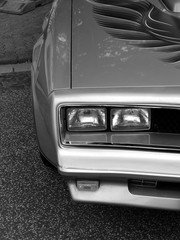 Doppelscheinwerfer eines amerikanischen Sportwagen und Coupé der späten Siebzigerjahre beim...