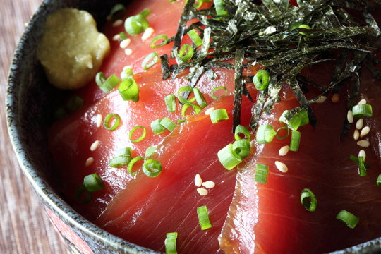 まぐろ漬け丼　seasoned tuna bowl