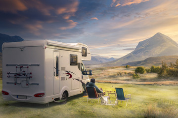 Urlaub mit dem Wohnwagen in der Natur - obrazy, fototapety, plakaty