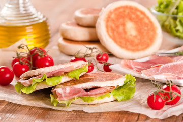 Tigella bread stuffed with ham and lettuce. 