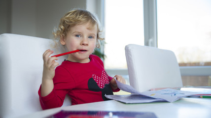 Mała dziewczynka z kredkami © Robert