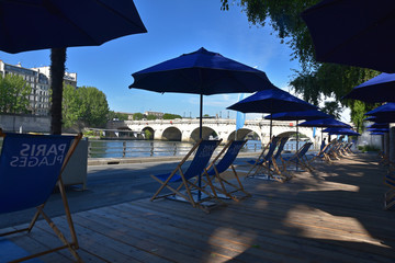 Quais de Seine et pont Neuf en été à Paris, France