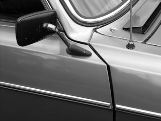 Außenspiegel in Mattschwarz einer französischen Limousine der Siebzigerjahre beim Oldtimertreffen...