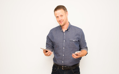 smartphone telefonieren handy zwei gleichzeitig mann mensch emotion hemd blau