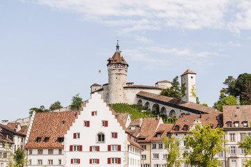 Obraz premium Schaffhausen, Stadt, Munot, Festung, Altstadt, Altstadthäuser, historische Häuser, Gassen, Rhein, Schifffahrt, Uferweg, Sommer, Schweiz